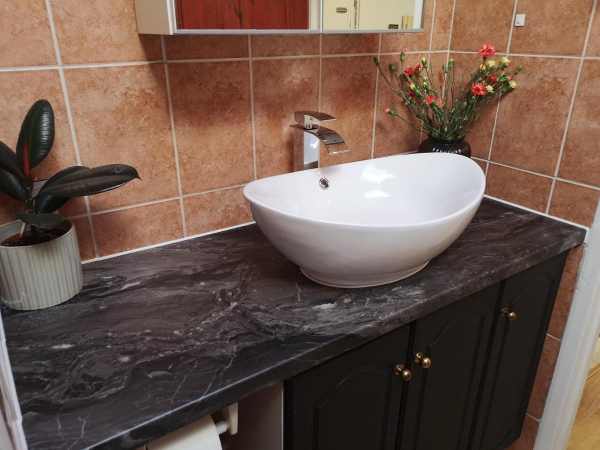 2 Bed Flat, Bounds Green, Piccadilly Line, London N11 Extérieur photo